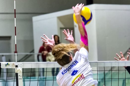Volleyball professional Jessica Kosonen attacking