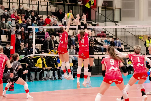 Volleyball professional Jessica Kosonen blocking