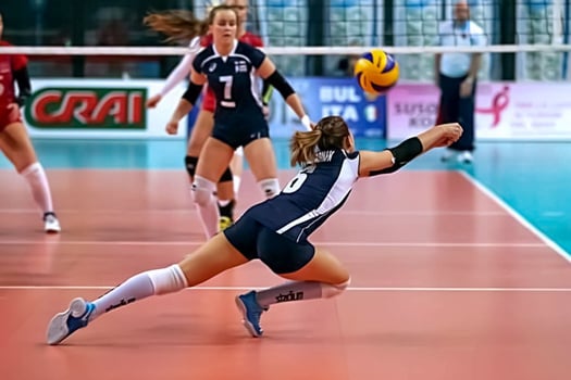 Volleyball professional Jessica Kosonen passing