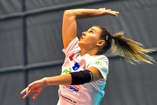 Volleyball professional Jessica Kosonen serving