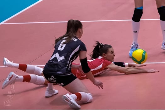 Volleyball professional Jessica Kosonen defending