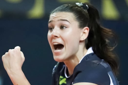 Volleyball professional Jessica Kosonen cheering